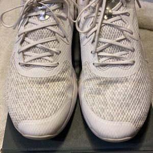 Nike women’s white running trainers walking casual sneakers size 7.5